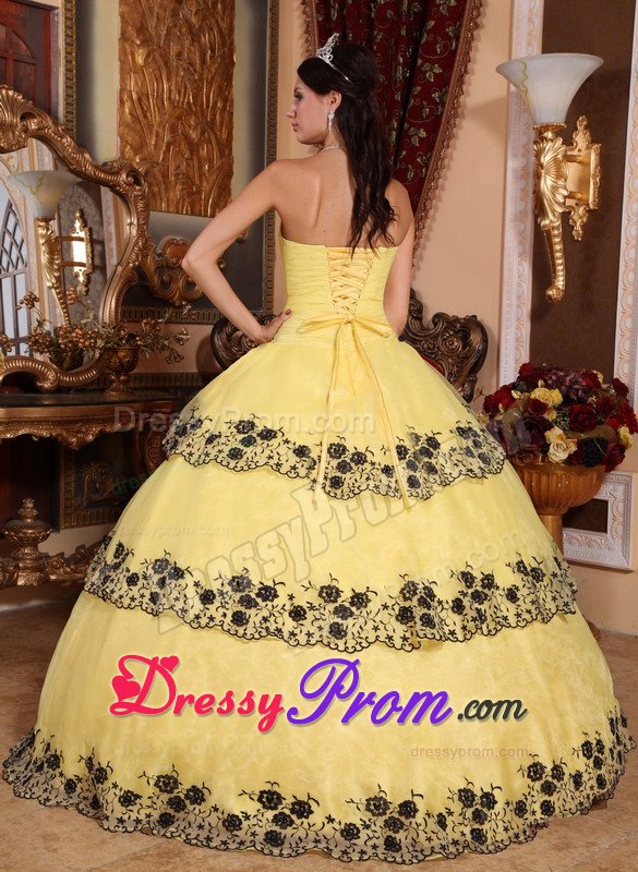 Yellow Strapless Sweet 15 Dresses with Black Lace Appliques