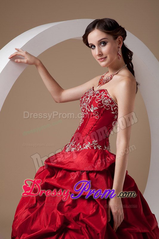 Appliqued Sweetheart Wine Red Quinceanera Gowns with Pick ups
