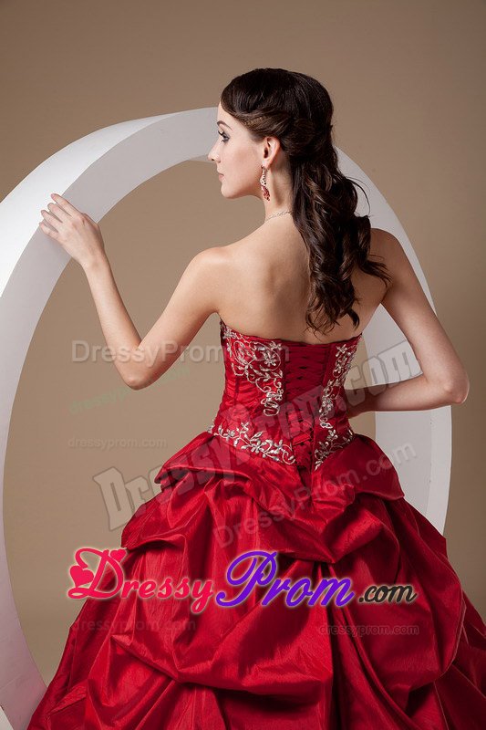 Appliqued Sweetheart Wine Red Quinceanera Gowns with Pick ups