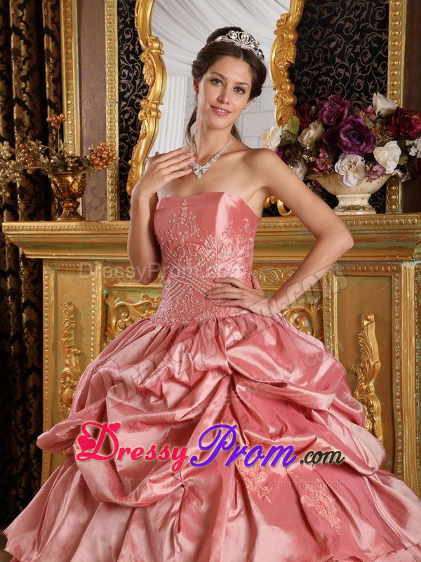 Appliqued Pink Taffeta Quinceanera Dresses with Ruffled Layers