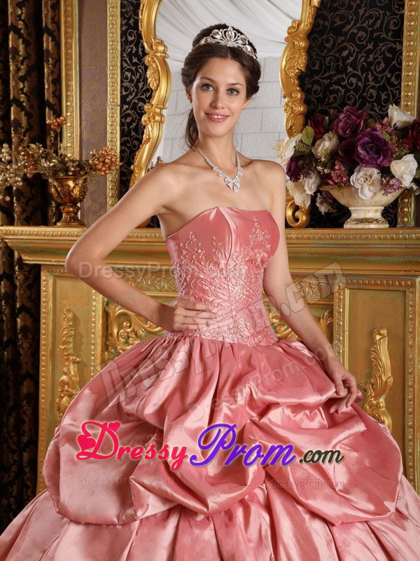 Appliqued Pink Taffeta Quinceanera Dresses with Ruffled Layers