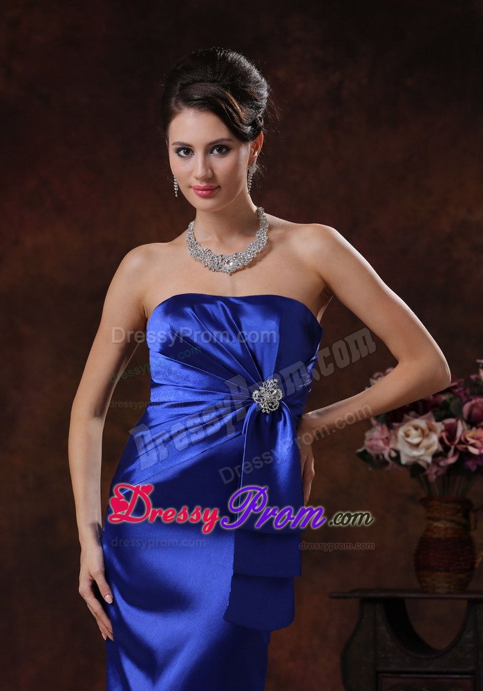 Brooch and Ruches Accent Long Prom formal Dresses in Royal Blue