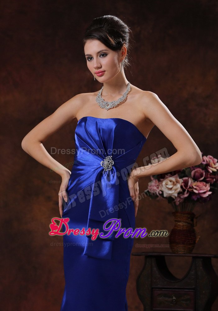 Brooch and Ruches Accent Long Prom formal Dresses in Royal Blue