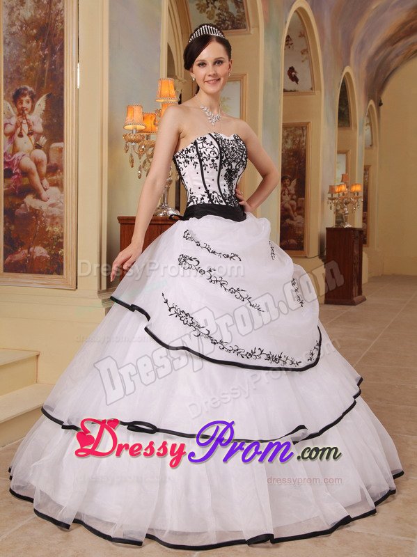 White Organza Quinceanera Gown Dresses with Embroidery and Frills