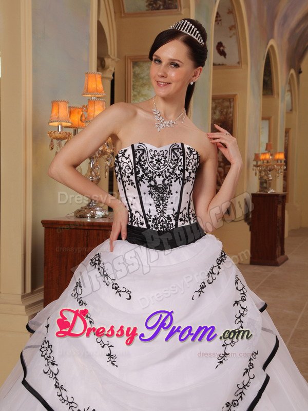 White Organza Quinceanera Gown Dresses with Embroidery and Frills