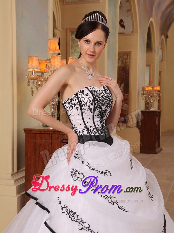 White Organza Quinceanera Gown Dresses with Embroidery and Frills