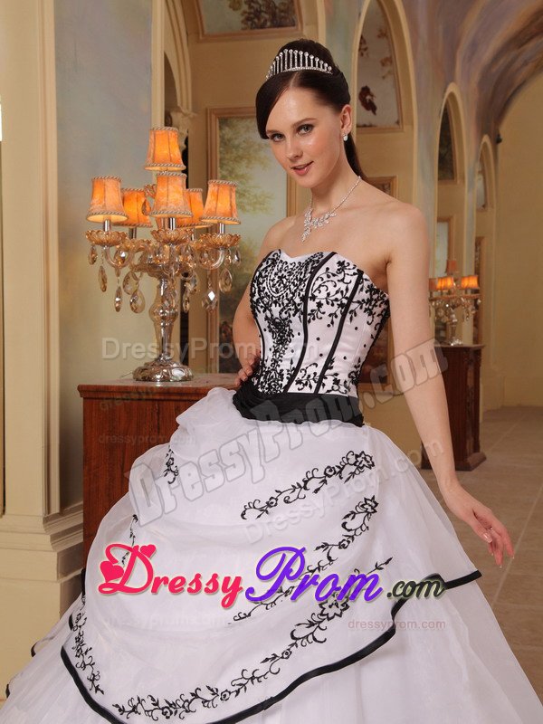 White Organza Quinceanera Gown Dresses with Embroidery and Frills