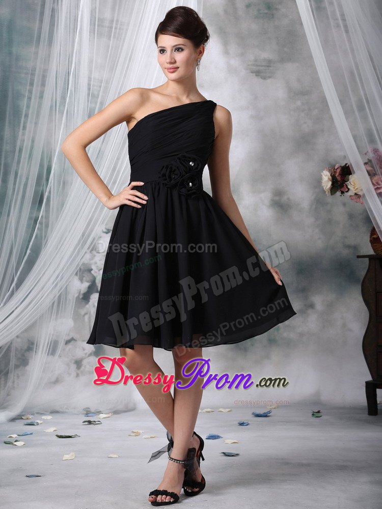 Ruched Black One Shoulder Quinceanera Dama Dresses with Flowers