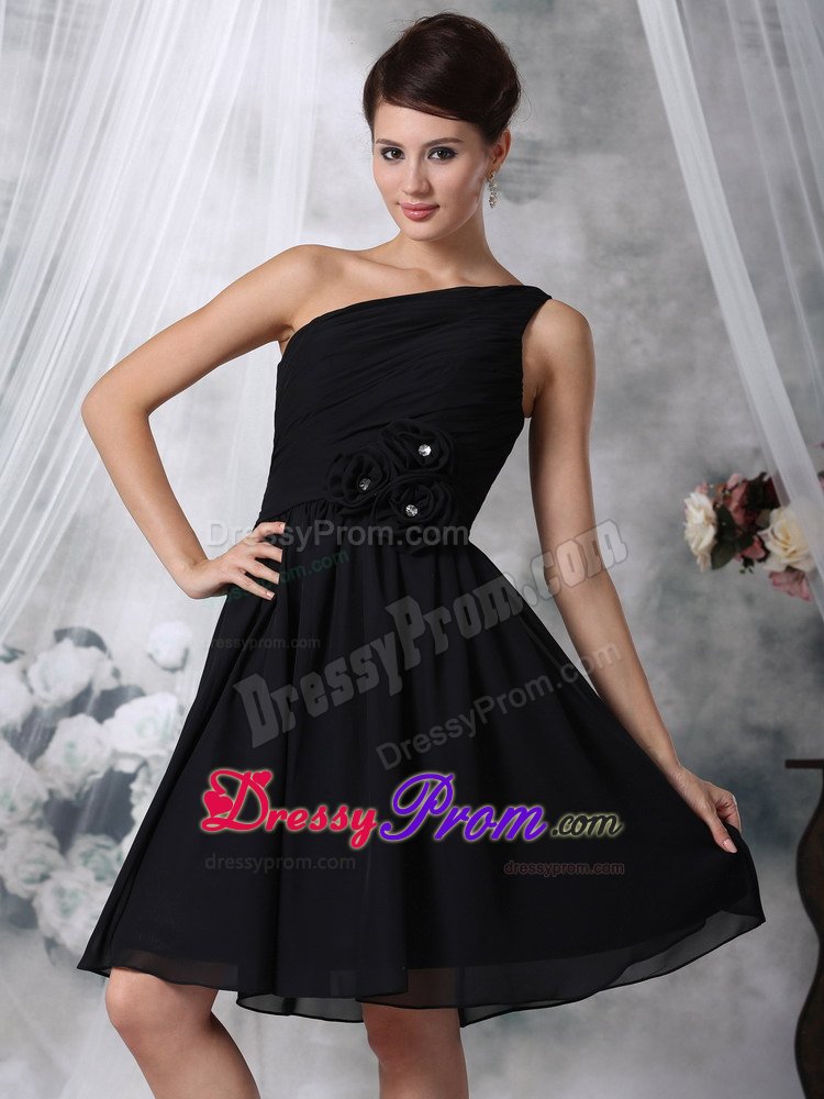 Ruched Black One Shoulder Quinceanera Dama Dresses with Flowers