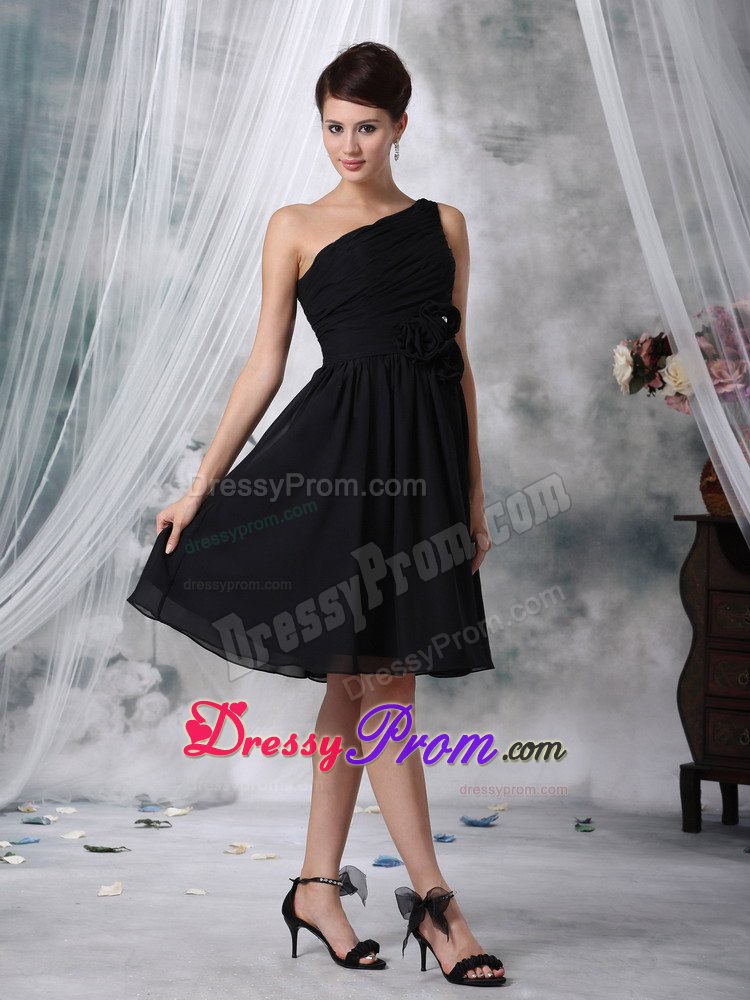 Ruched Black One Shoulder Quinceanera Dama Dresses with Flowers