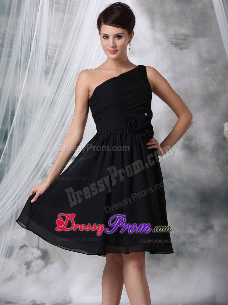 Ruched Black One Shoulder Quinceanera Dama Dresses with Flowers