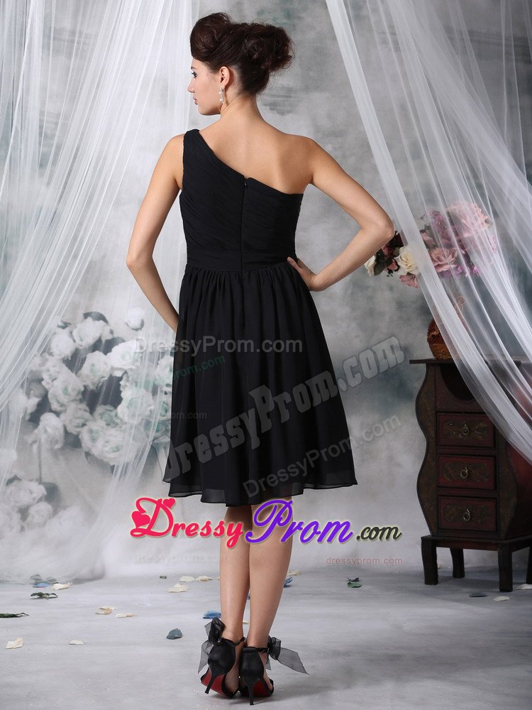 Ruched Black One Shoulder Quinceanera Dama Dresses with Flowers