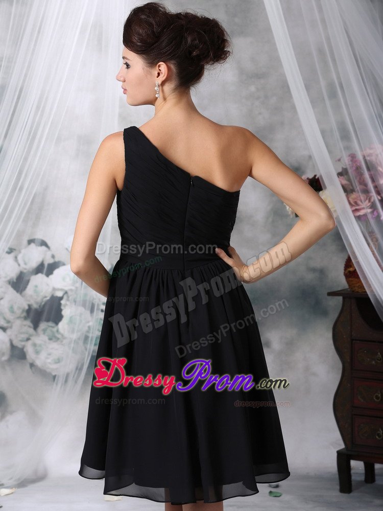 Ruched Black One Shoulder Quinceanera Dama Dresses with Flowers