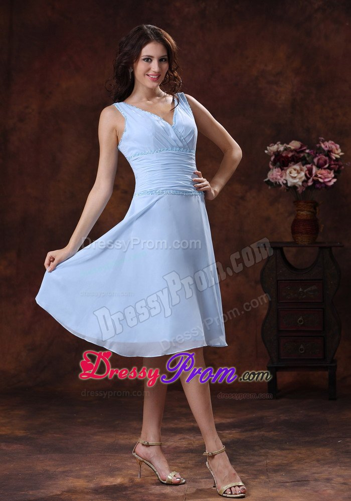 Light Blue Column V-neck Quinceanera Dama Dresses with Beading