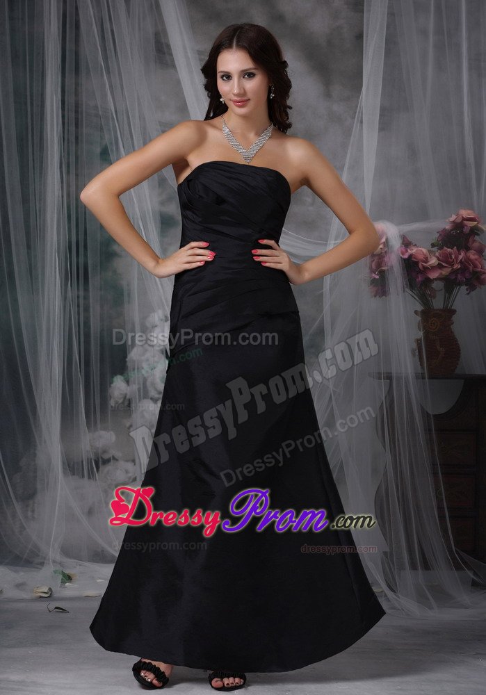 Black a Line Taffeta Strapless Ruched Quinceanera Dama Dresses