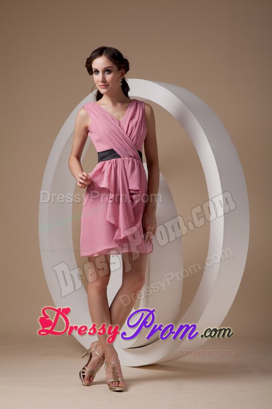 Ruches and Sash Accent V-neck Quinceanera Dama Dress in Rose Pink