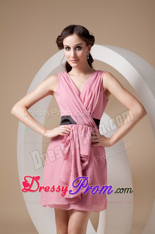 Ruches and Sash Accent V-neck Quinceanera Dama Dress in Rose Pink