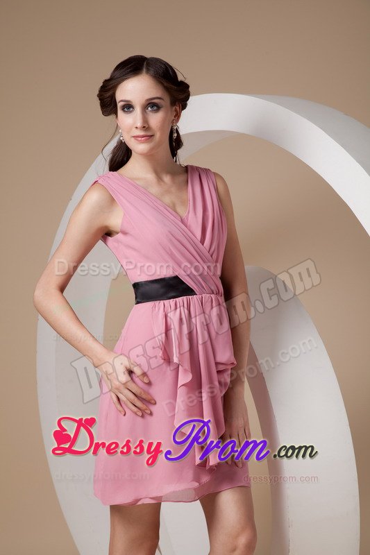 Ruches and Sash Accent V-neck Quinceanera Dama Dress in Rose Pink