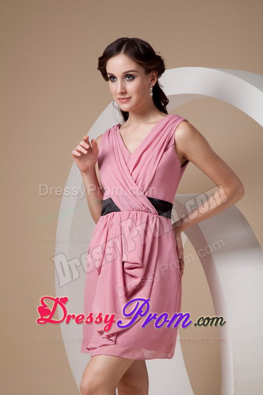Ruches and Sash Accent V-neck Quinceanera Dama Dress in Rose Pink