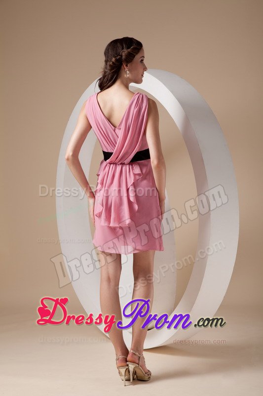 Ruches and Sash Accent V-neck Quinceanera Dama Dress in Rose Pink