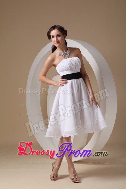 Fashionable White Quinceanera Dama Dresses with Ruches and Sash