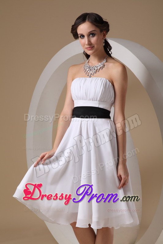 Fashionable White Quinceanera Dama Dresses with Ruches and Sash