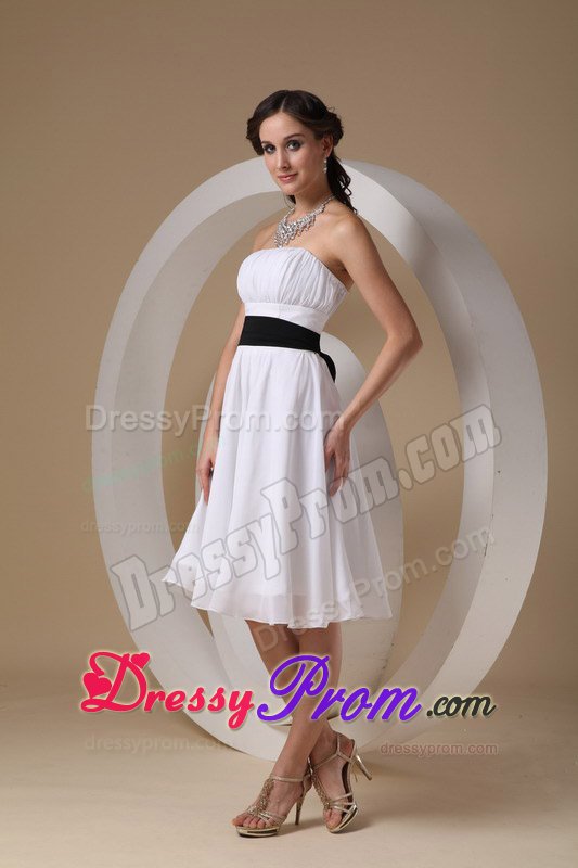 Fashionable White Quinceanera Dama Dresses with Ruches and Sash