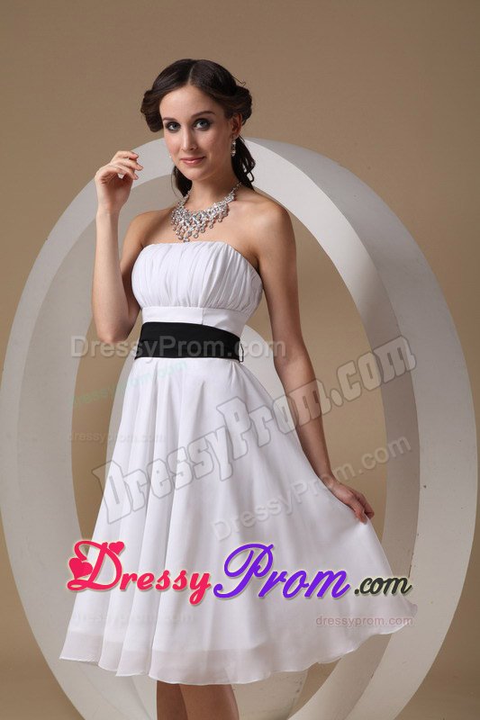 Fashionable White Quinceanera Dama Dresses with Ruches and Sash