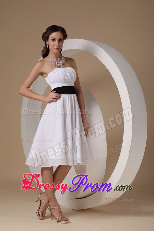 Fashionable White Quinceanera Dama Dresses with Ruches and Sash