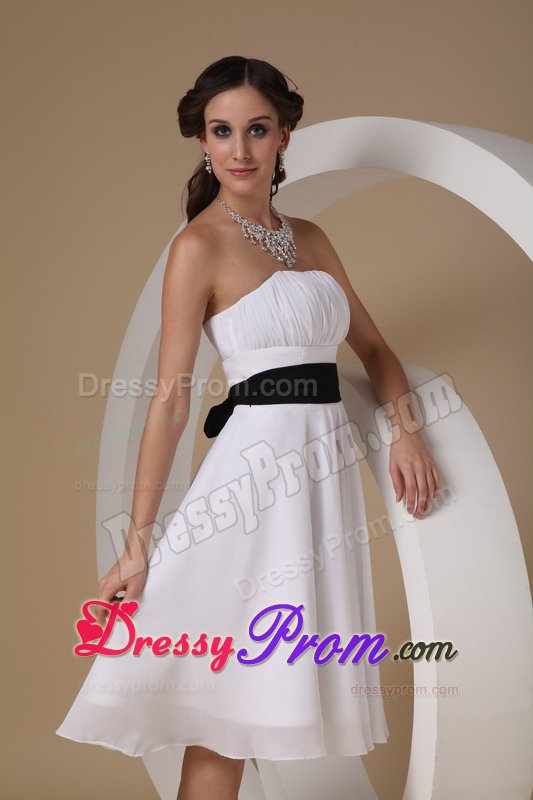 Fashionable White Quinceanera Dama Dresses with Ruches and Sash