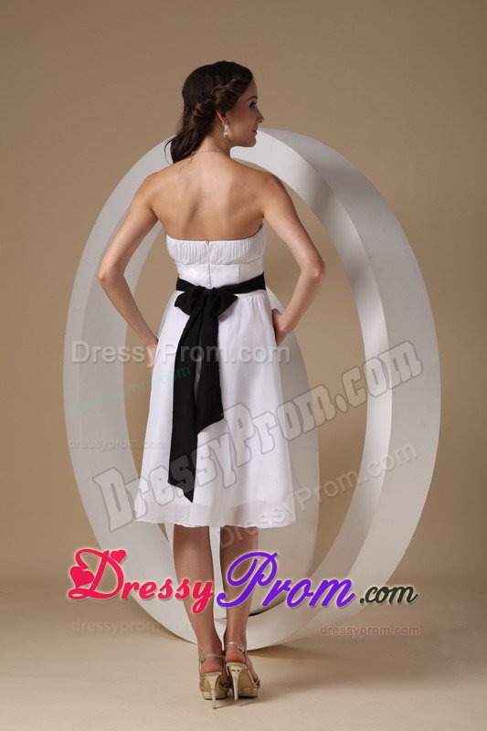 Fashionable White Quinceanera Dama Dresses with Ruches and Sash