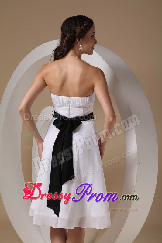 Fashionable White Quinceanera Dama Dresses with Ruches and Sash