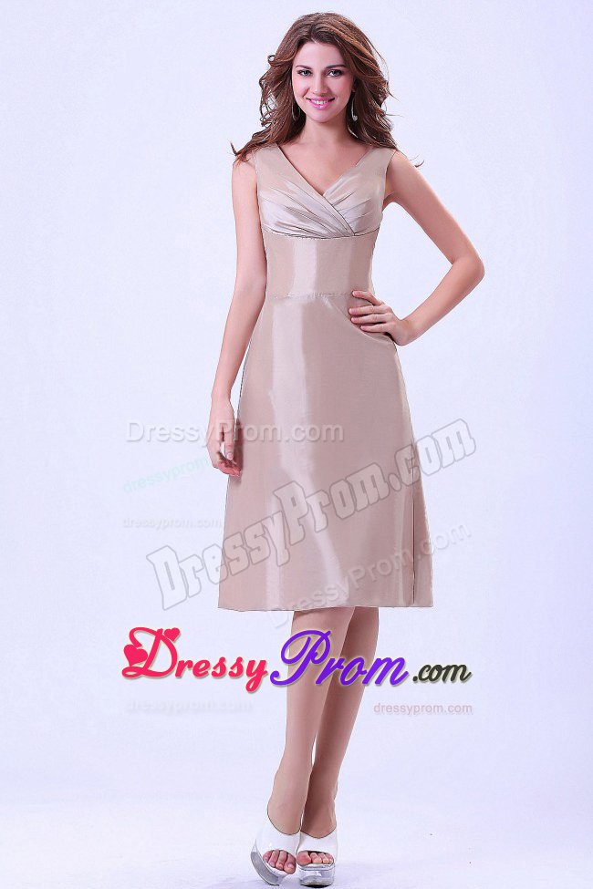 Ruched V-neck Knee Length Quinceanera Dama Dresses in Champagne