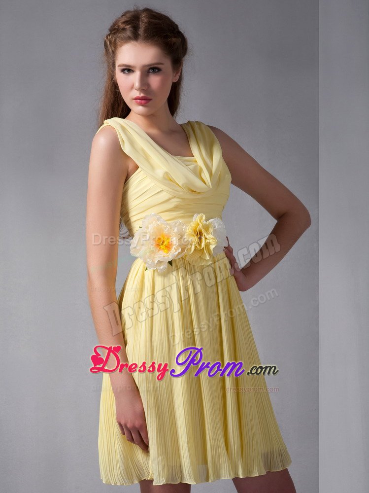 Yellow Organza Dama Dress for Quince with Straps and Hand-made Flower