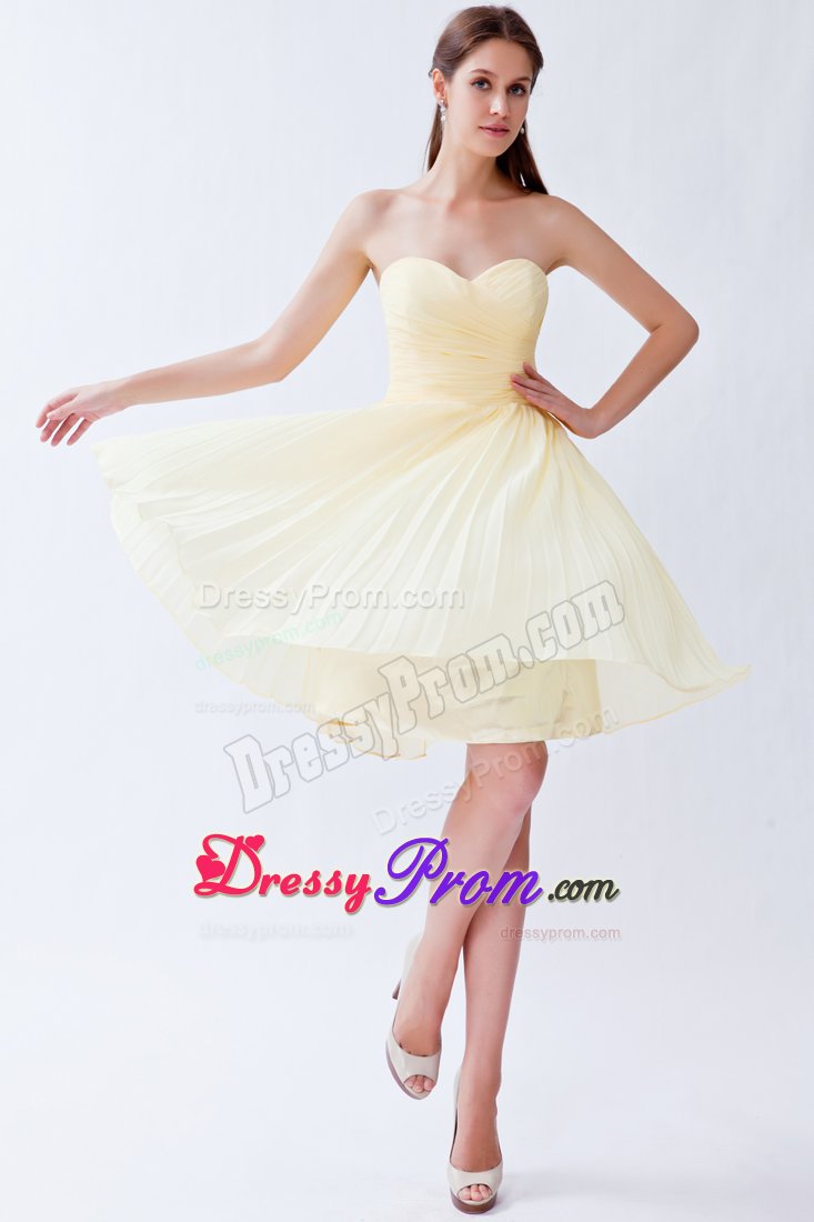 Sweetheart Light Yellow Knee-length Chiffon Pleated Dama Dress