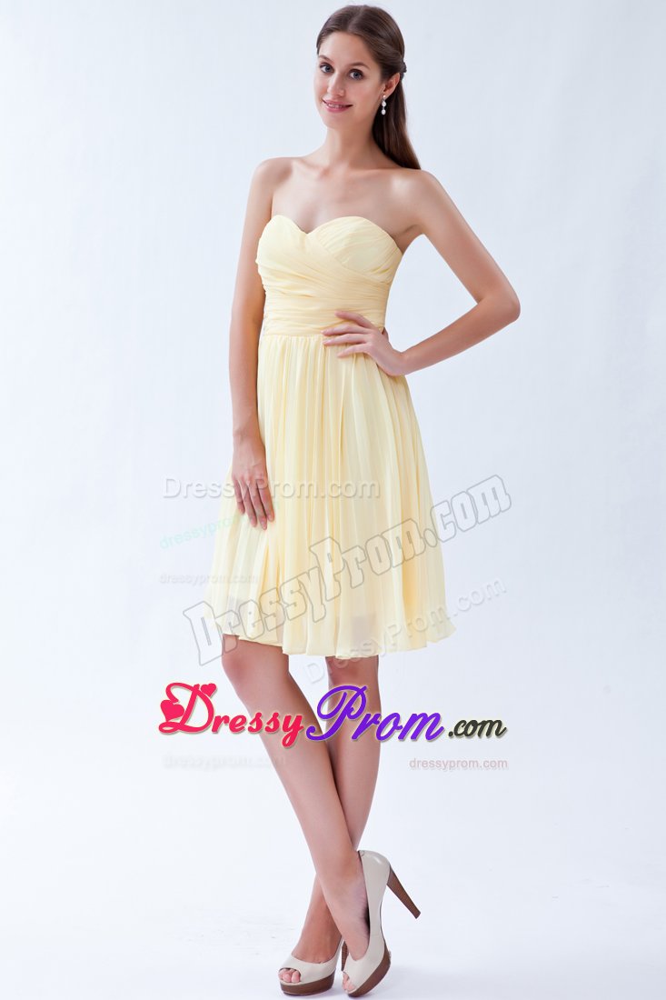 Sweetheart Light Yellow Knee-length Chiffon Pleated Dama Dress