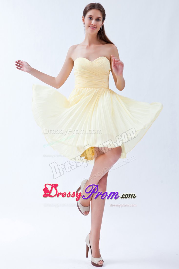 Sweetheart Light Yellow Knee-length Chiffon Pleated Dama Dress
