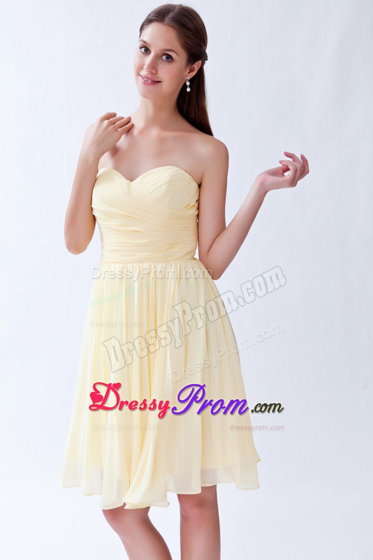 Sweetheart Light Yellow Knee-length Chiffon Pleated Dama Dress