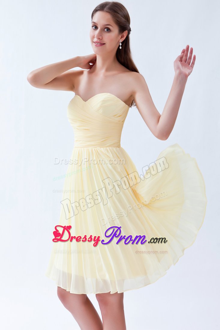 Sweetheart Light Yellow Knee-length Chiffon Pleated Dama Dress