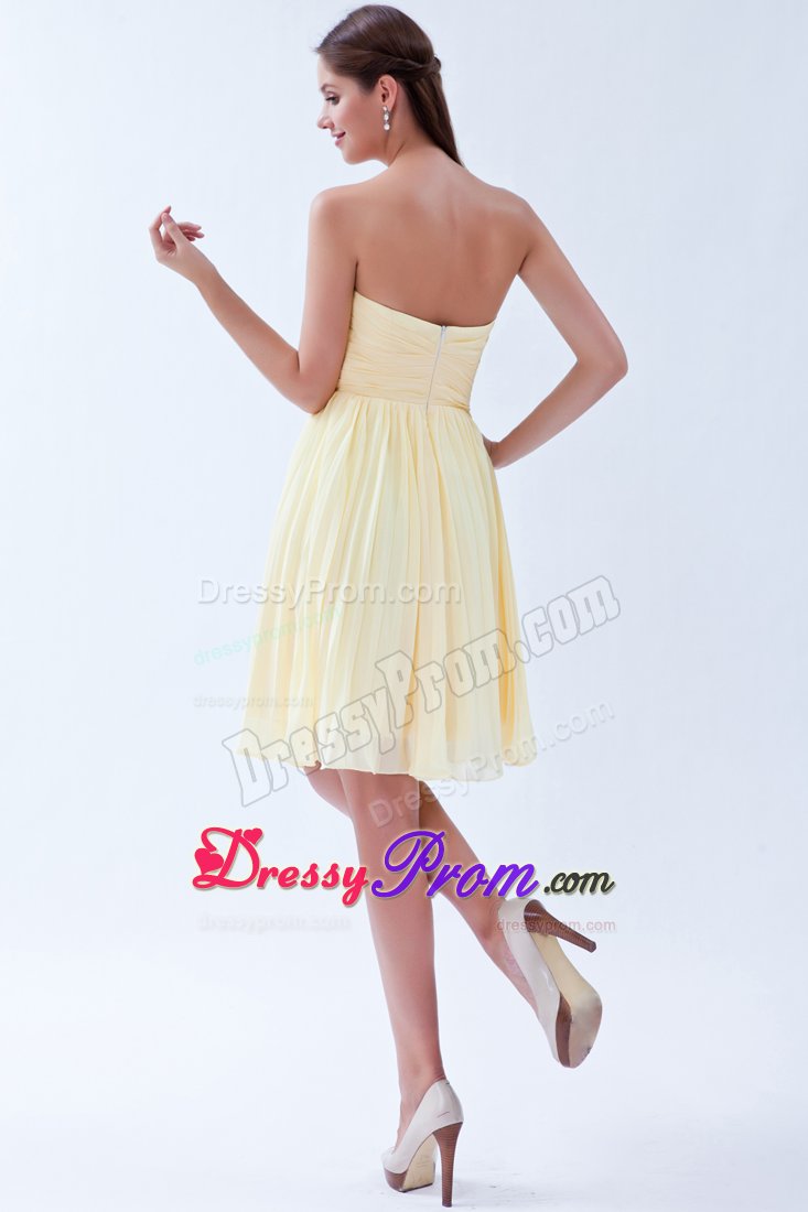 Sweetheart Light Yellow Knee-length Chiffon Pleated Dama Dress
