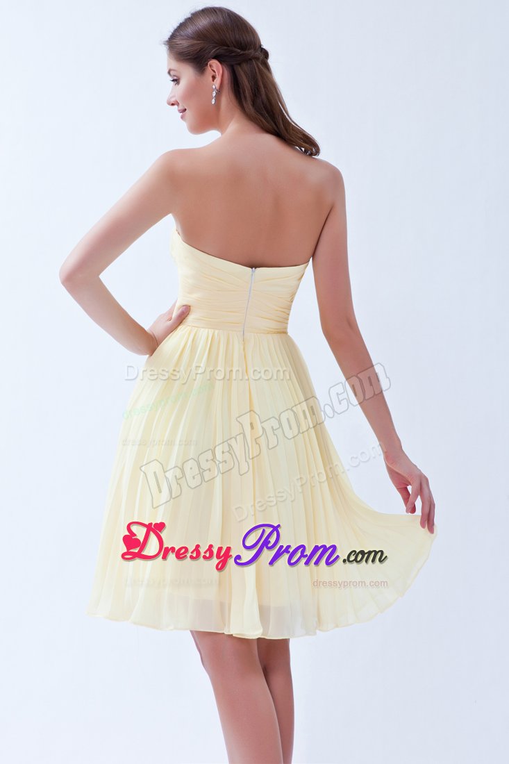Sweetheart Light Yellow Knee-length Chiffon Pleated Dama Dress