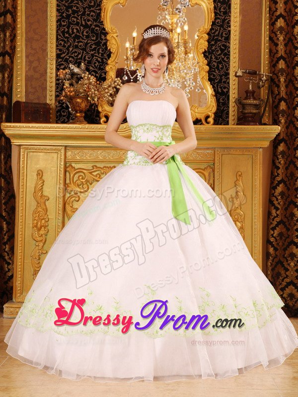 Dazzling Strapless Quinceanera Dresses Appliques Ball Gown in White