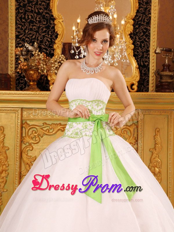 Dazzling Strapless Quinceanera Dresses Appliques Ball Gown in White