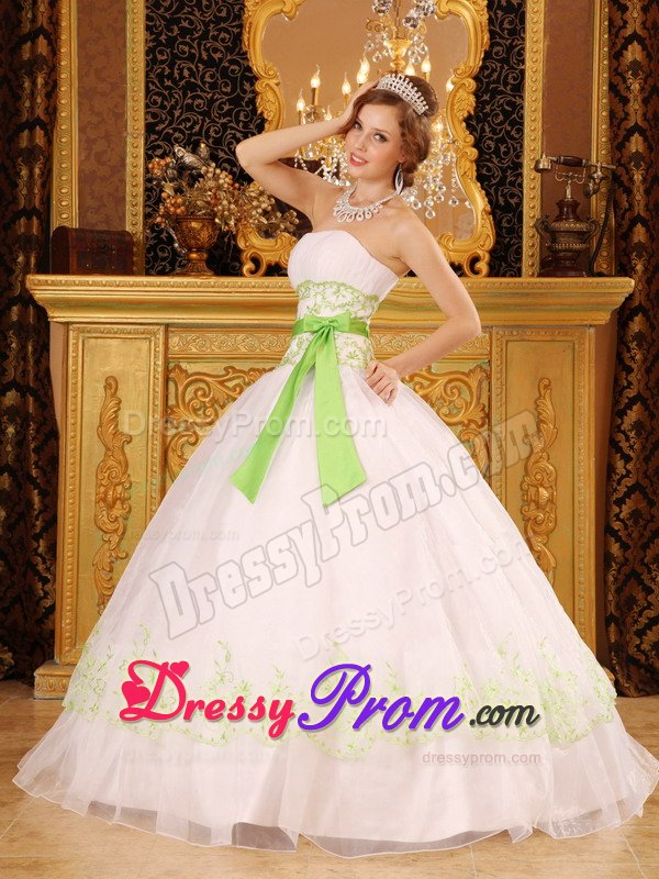 Dazzling Strapless Quinceanera Dresses Appliques Ball Gown in White