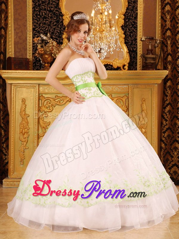 Dazzling Strapless Quinceanera Dresses Appliques Ball Gown in White