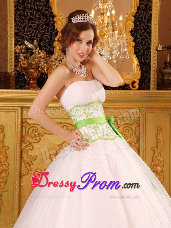 Dazzling Strapless Quinceanera Dresses Appliques Ball Gown in White