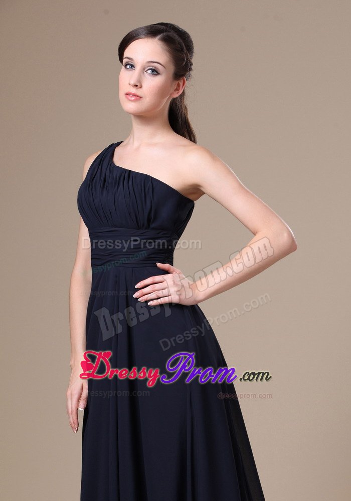 Ruches Accent One Shoulder Brush Prom Formal Dress in Navy Blue