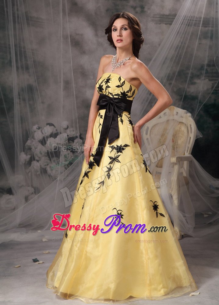 A-line Yellow Prom Dresses Strapless Appliques And Sash in Fashion