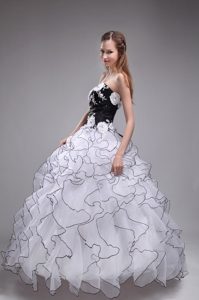 White Sweetheart Organza Quinceanera Dress with Appliques and Ruffles