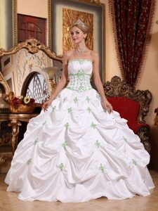Pick-ups Appliques White Taffeta Ruching Dresses for Quinceanera